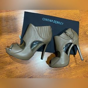 Cynthia Rowley NWOT Taupe Stiletto Booties